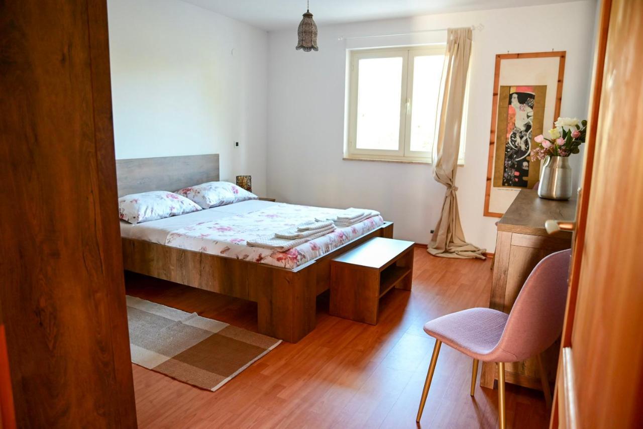 Apartment Laetitia Kaštelir Extérieur photo
